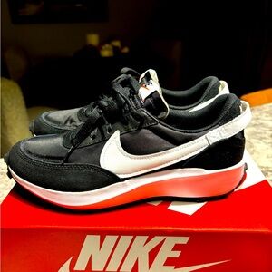 Womens NWT NIKE size 7.5 shoes